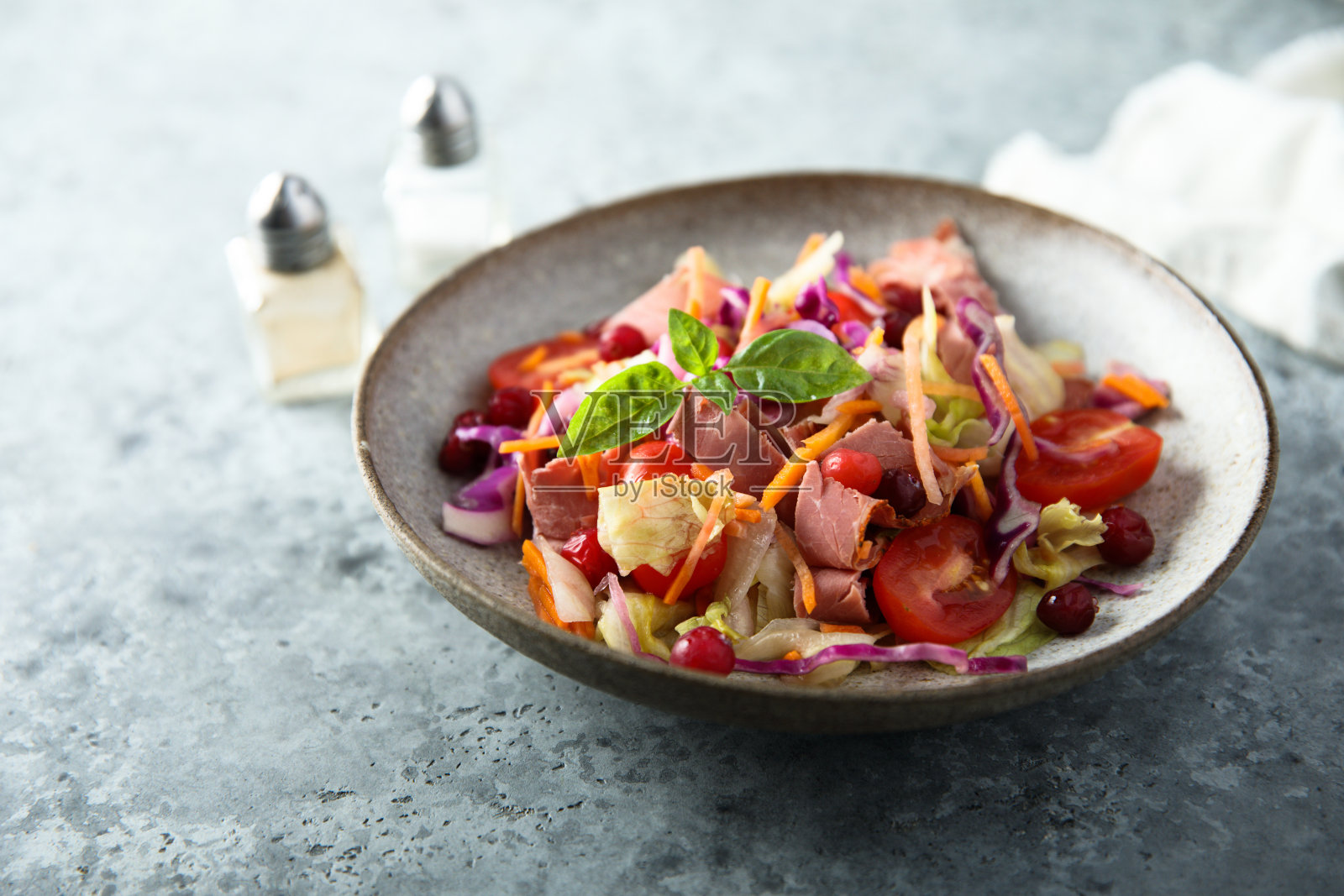 蔬菜沙拉配熏牛肉照片摄影图片