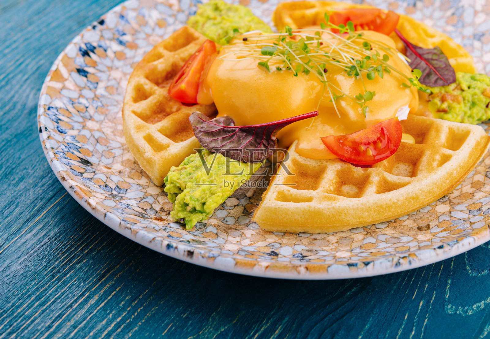 比利时华夫饼配荷包蛋和牛油果照片摄影图片