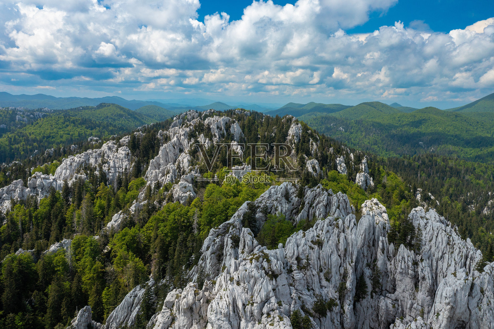克罗地亚Bijele stijene山脉森林中的石灰岩照片摄影图片