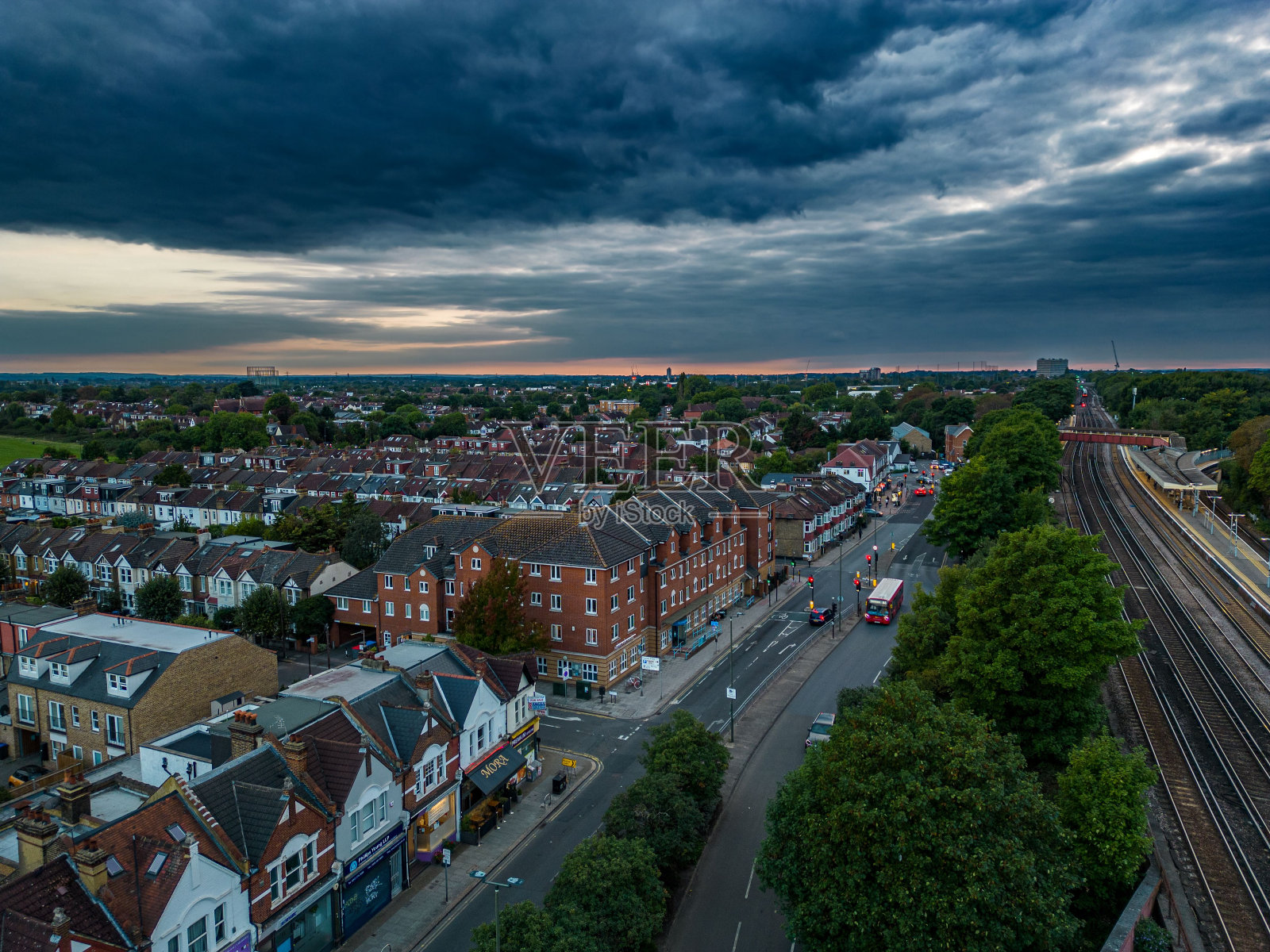 阴云密布的天空下的工业建筑照片摄影图片