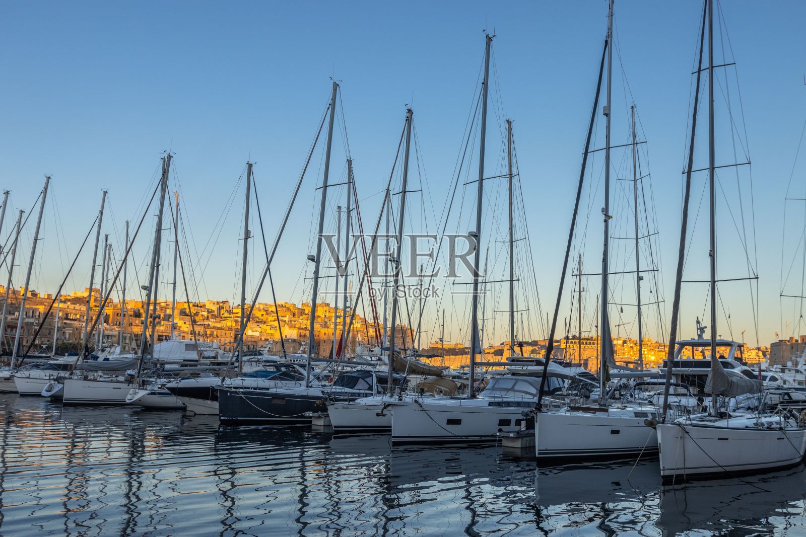 上午,船只停靠在马耳他的Vittoriosa游艇码头照片摄影图片