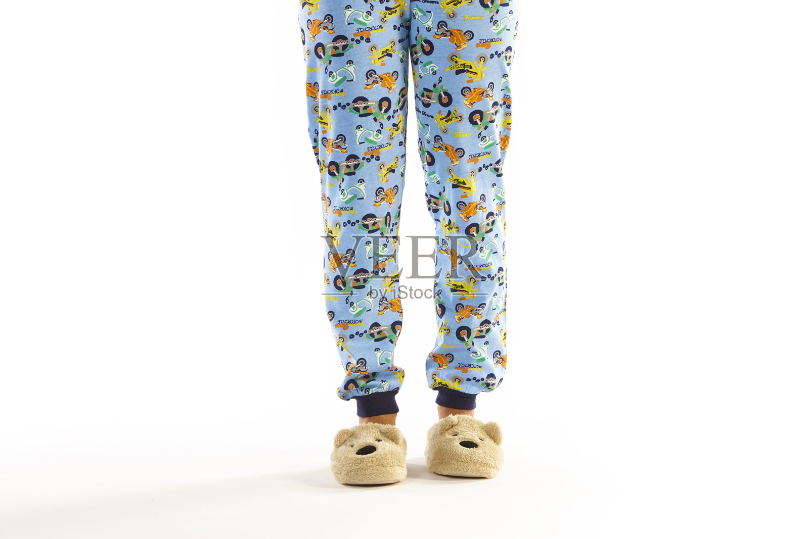 穿睡衣的男孩。白色背景。腿的细节。休闲晚装照片摄影图片