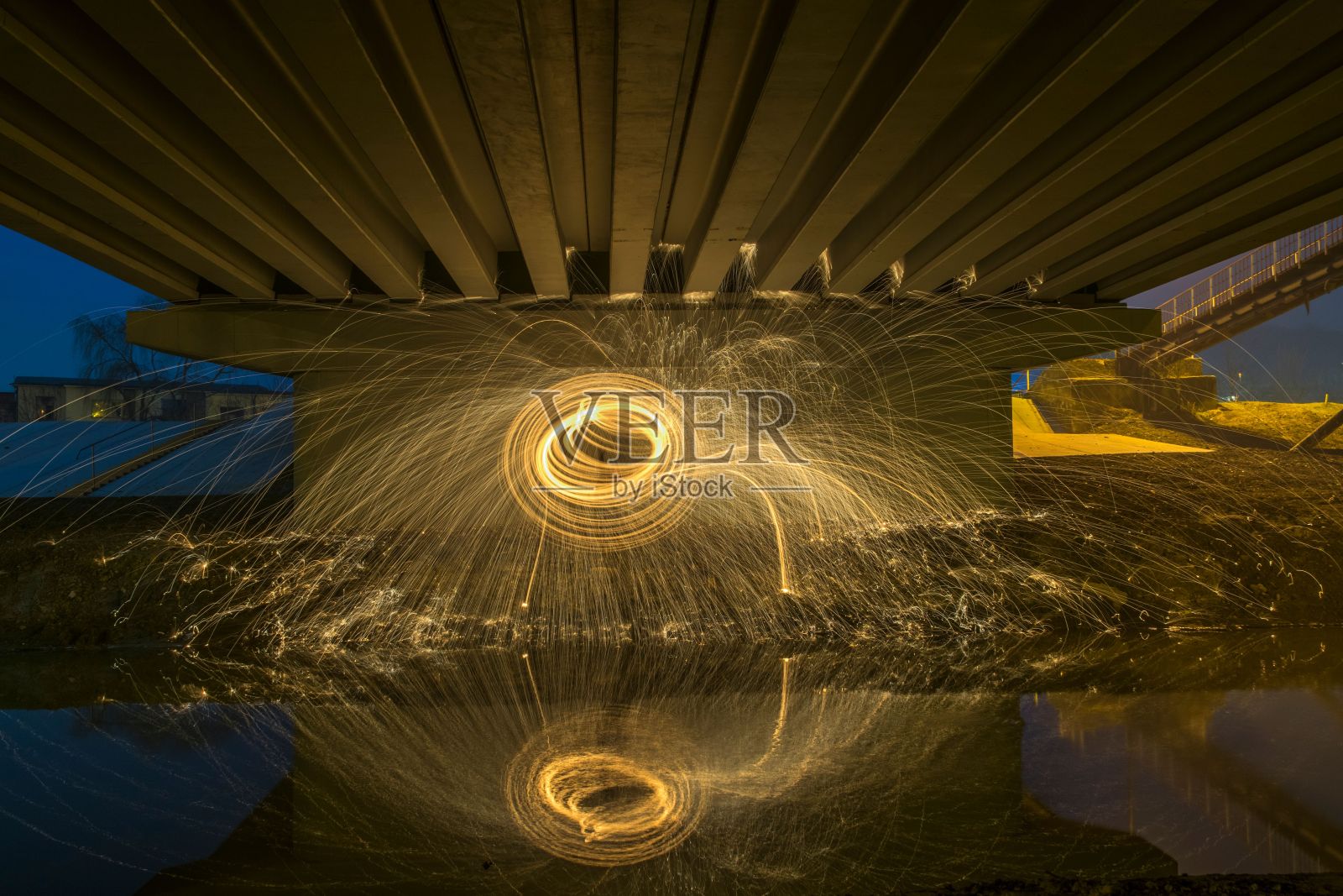 燃烧的钢丝绒纺丝会产生大量发光的火花照片摄影图片