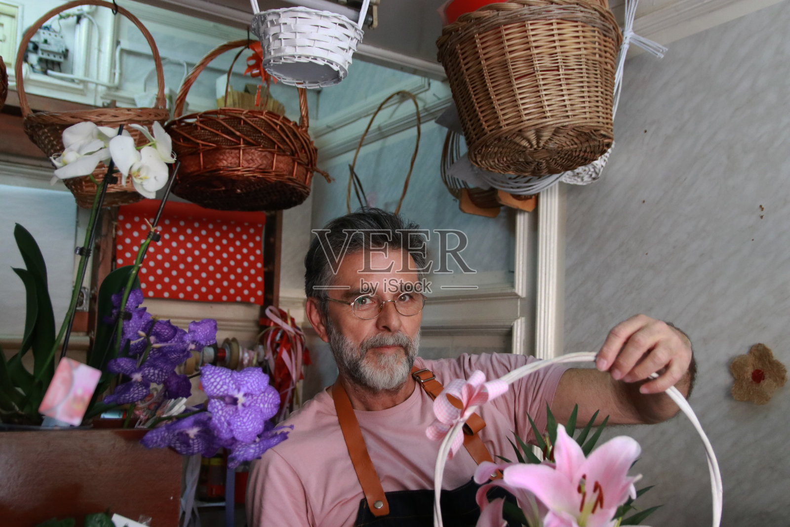 老人喜欢他在花店的工作照片摄影图片