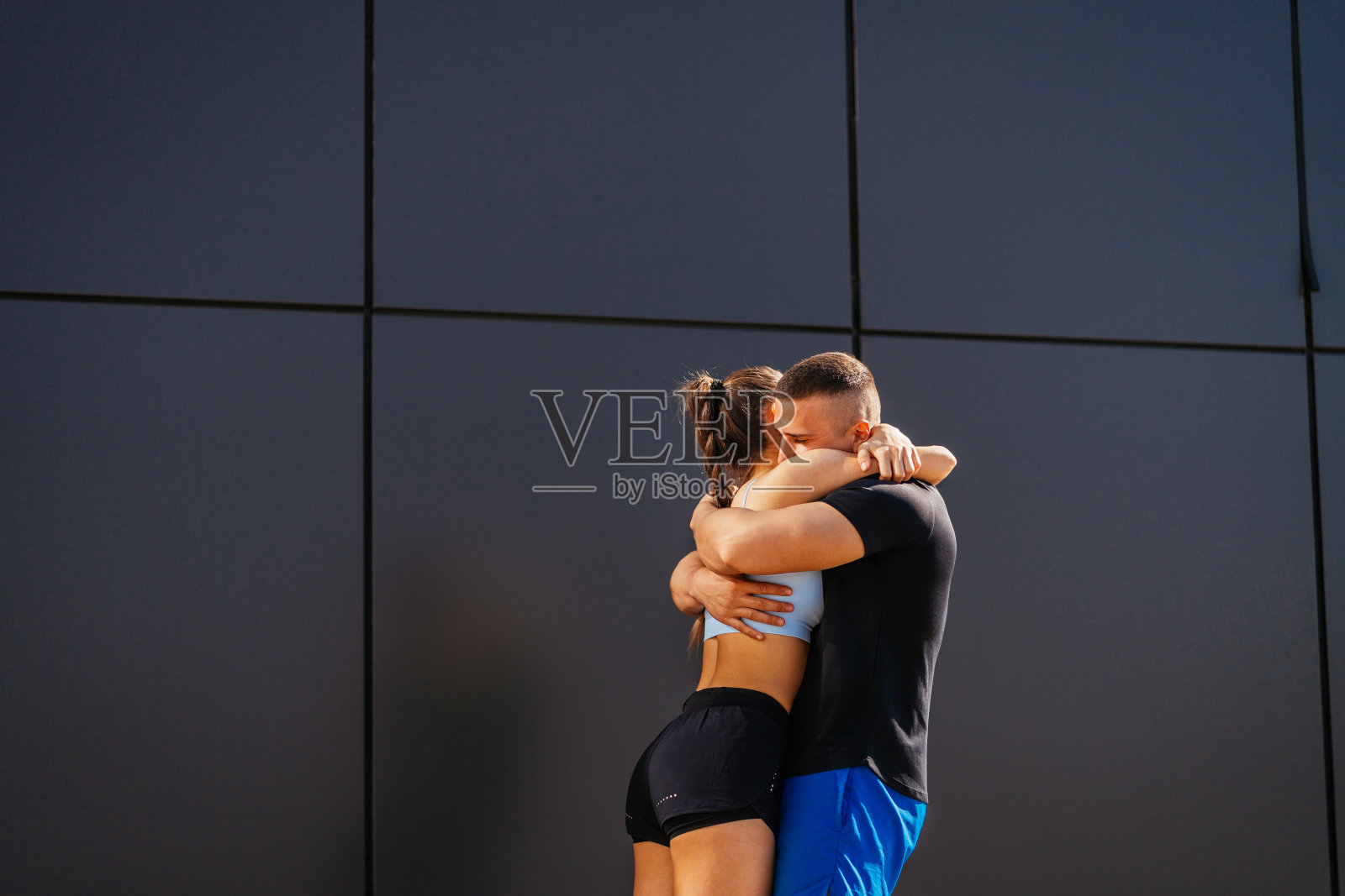 拥抱运动情侣照片摄影图片
