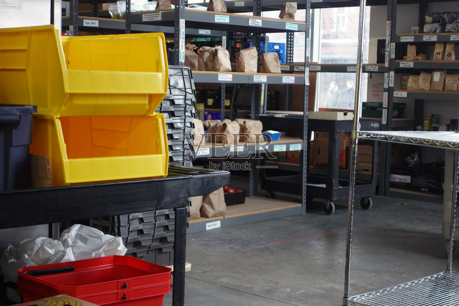 农贸市场仓储的箱子、袋子和货架照片摄影图片