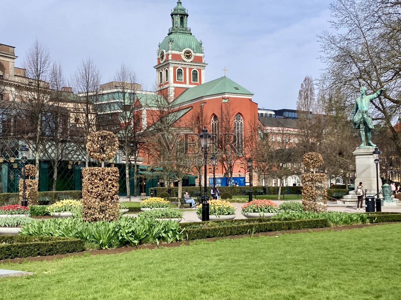 瑞典-斯德哥尔摩-圣雅各布斯教堂和市中心的Kungsträdgarden照片摄影图片