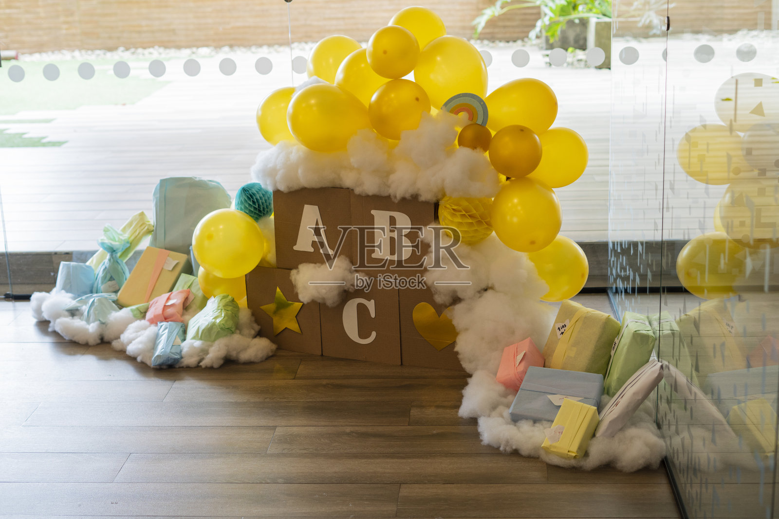 活动场地设置了美丽的彩虹宝宝淋浴装饰和中心装饰品照片摄影图片