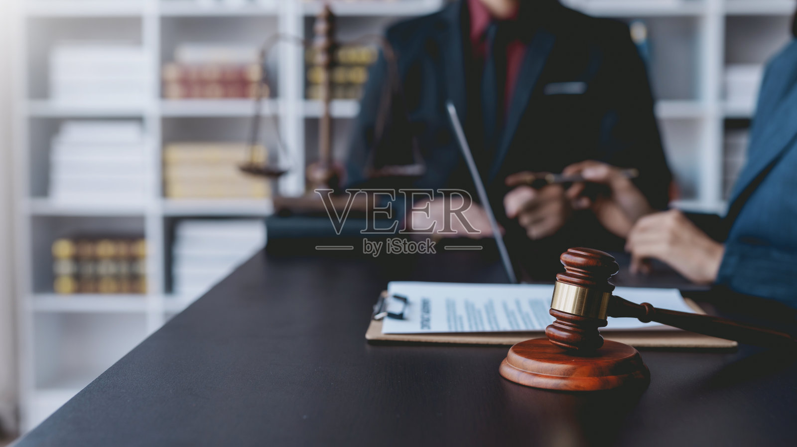 法律执行部门与客户预约签署调解协议以偿还债务。律师讨论合同文件。法律条约。签署合同业务。照片摄影图片