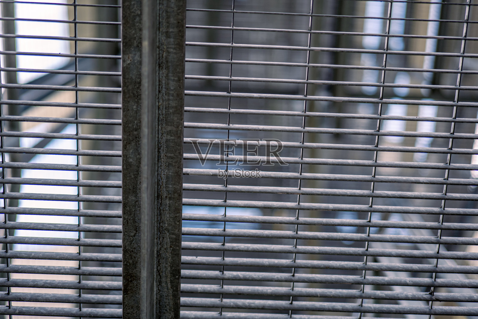 由镀锌格栅制成的平台的细节照片摄影图片