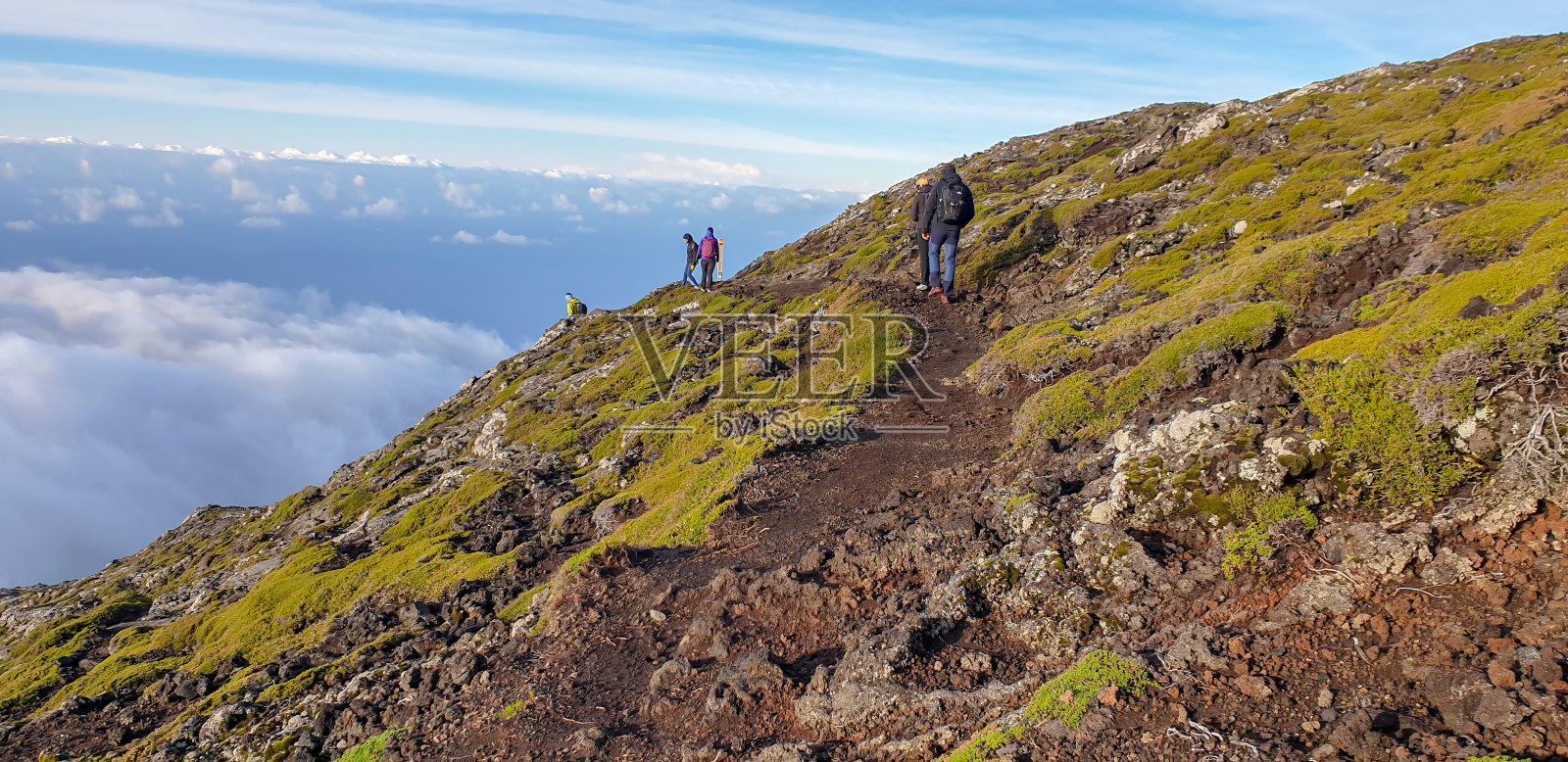日出时从皮科火山山顶上走过的小径照片摄影图片
