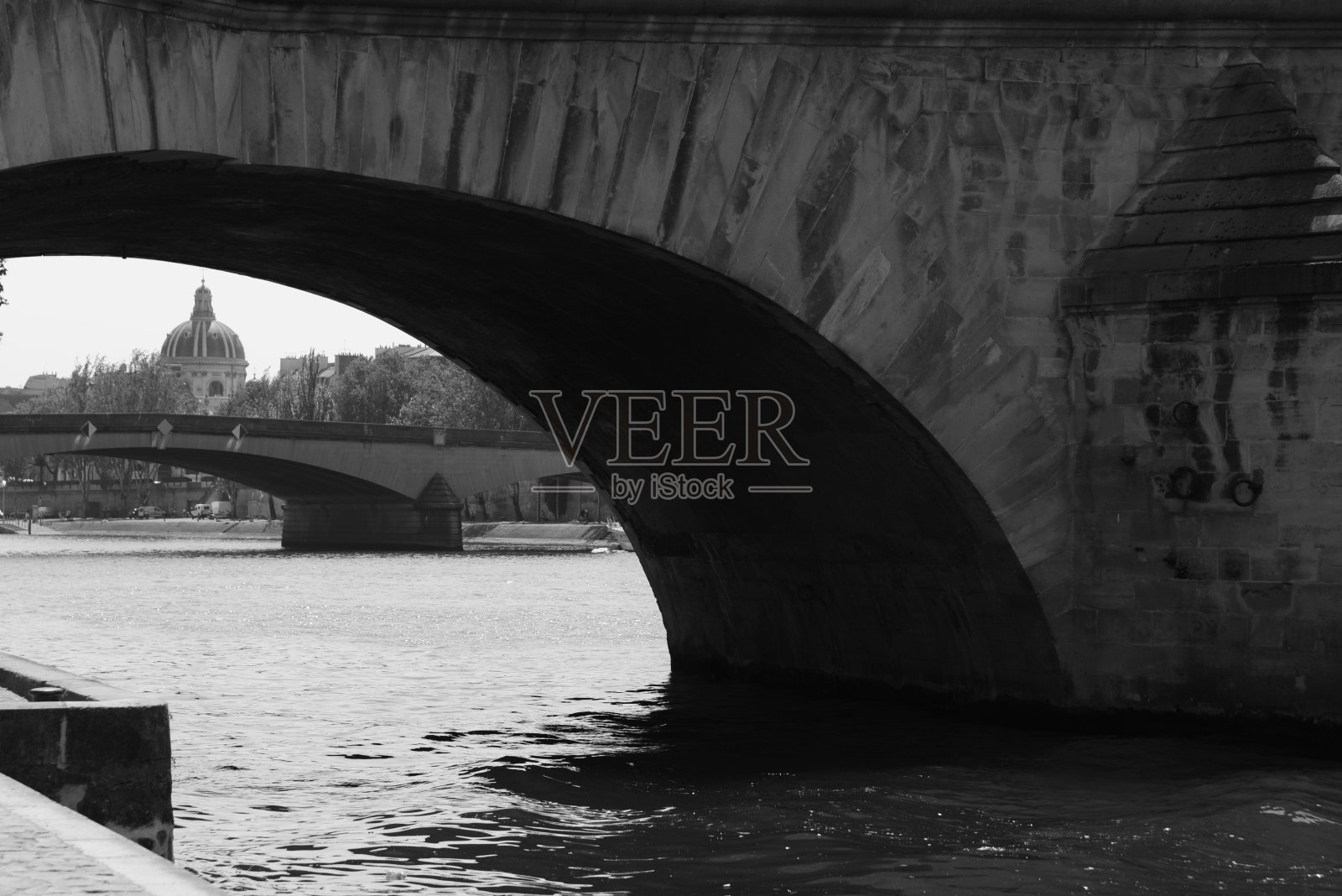 塞纳河上的人行道照片摄影图片