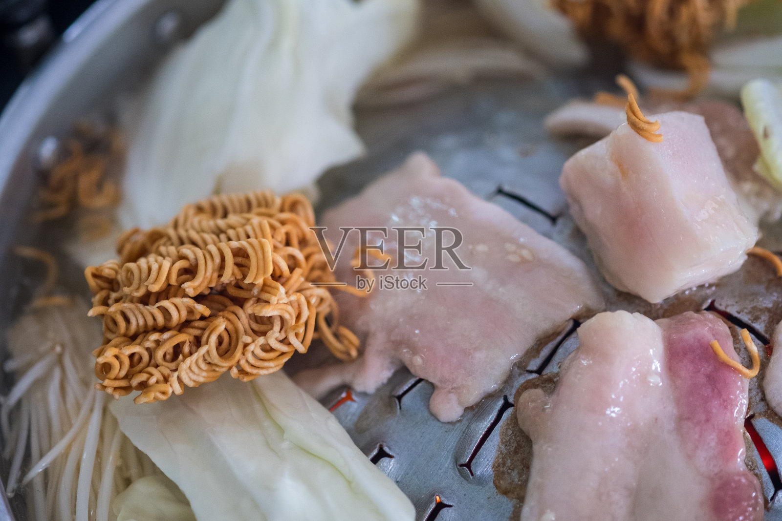 在锅里的方便面特写。这是传统的泰式烧烤。照片摄影图片