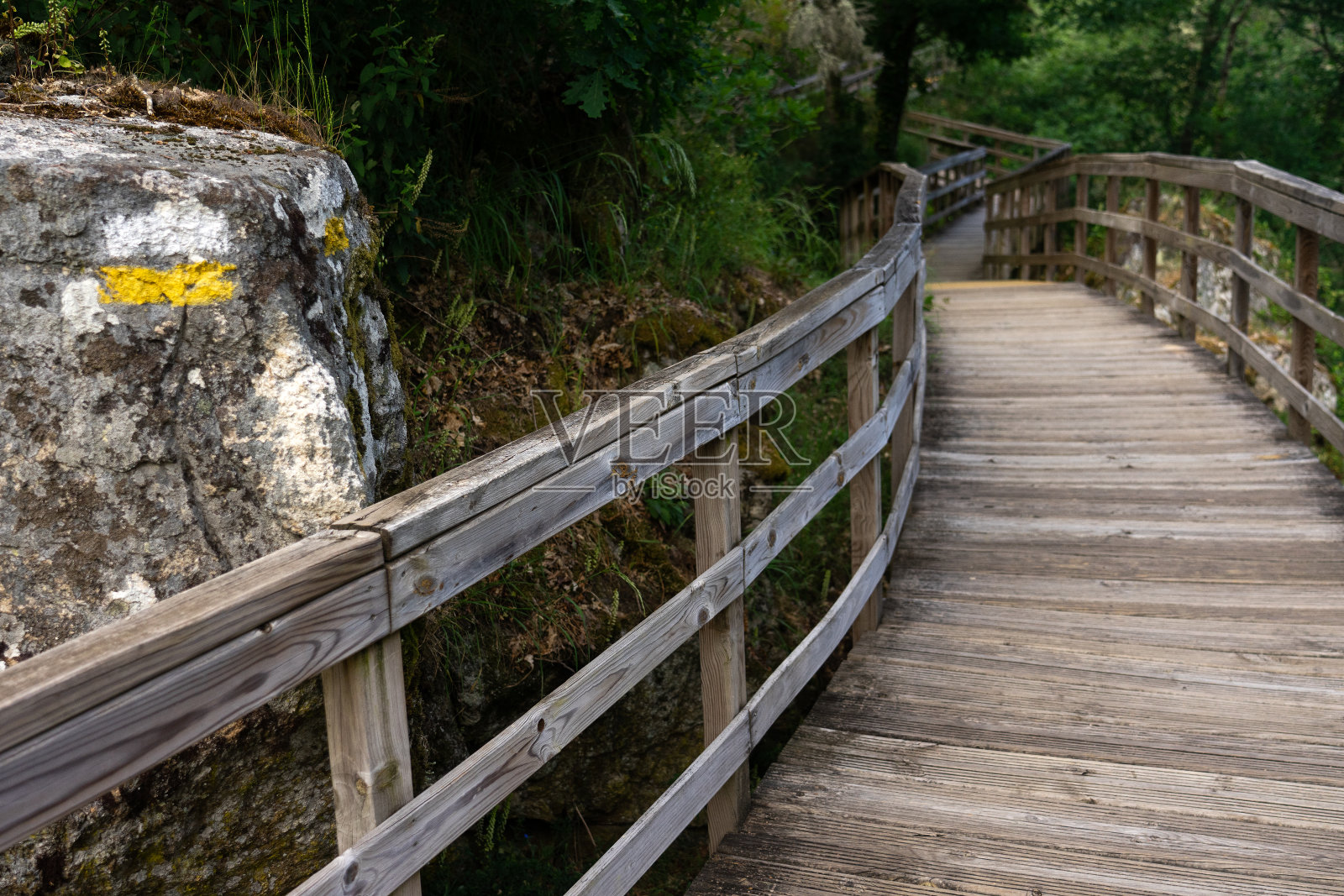 西班牙加利西亚乌伦塞里贝拉萨克拉的毛河峡谷中的木制小径照片摄影图片