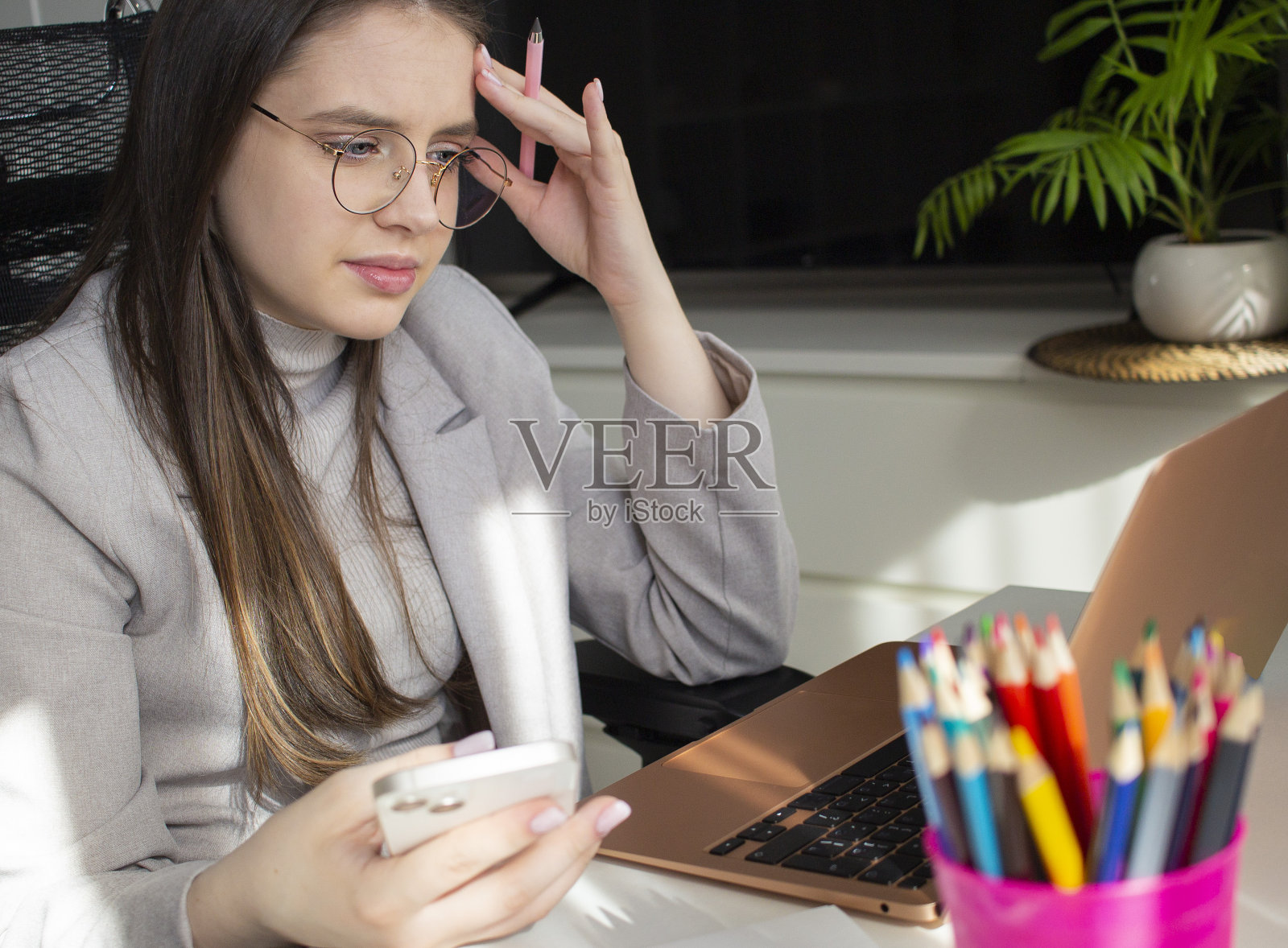 女学生在家准备考试照片摄影图片