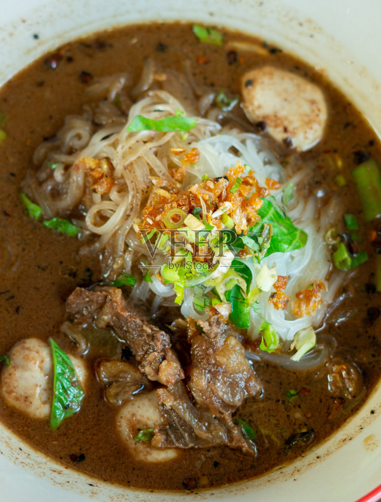 泰国的著名猪血船面照片摄影图片