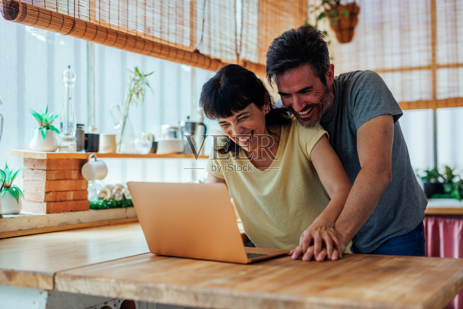 夫妻俩在笔记本电脑上看有趣的内容照片摄影图片