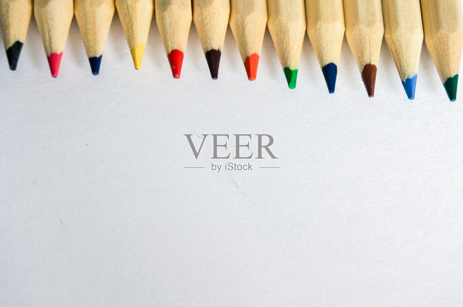 儿童艺术教育理念。白纸背景上的彩色铅笔。本空间照片摄影图片