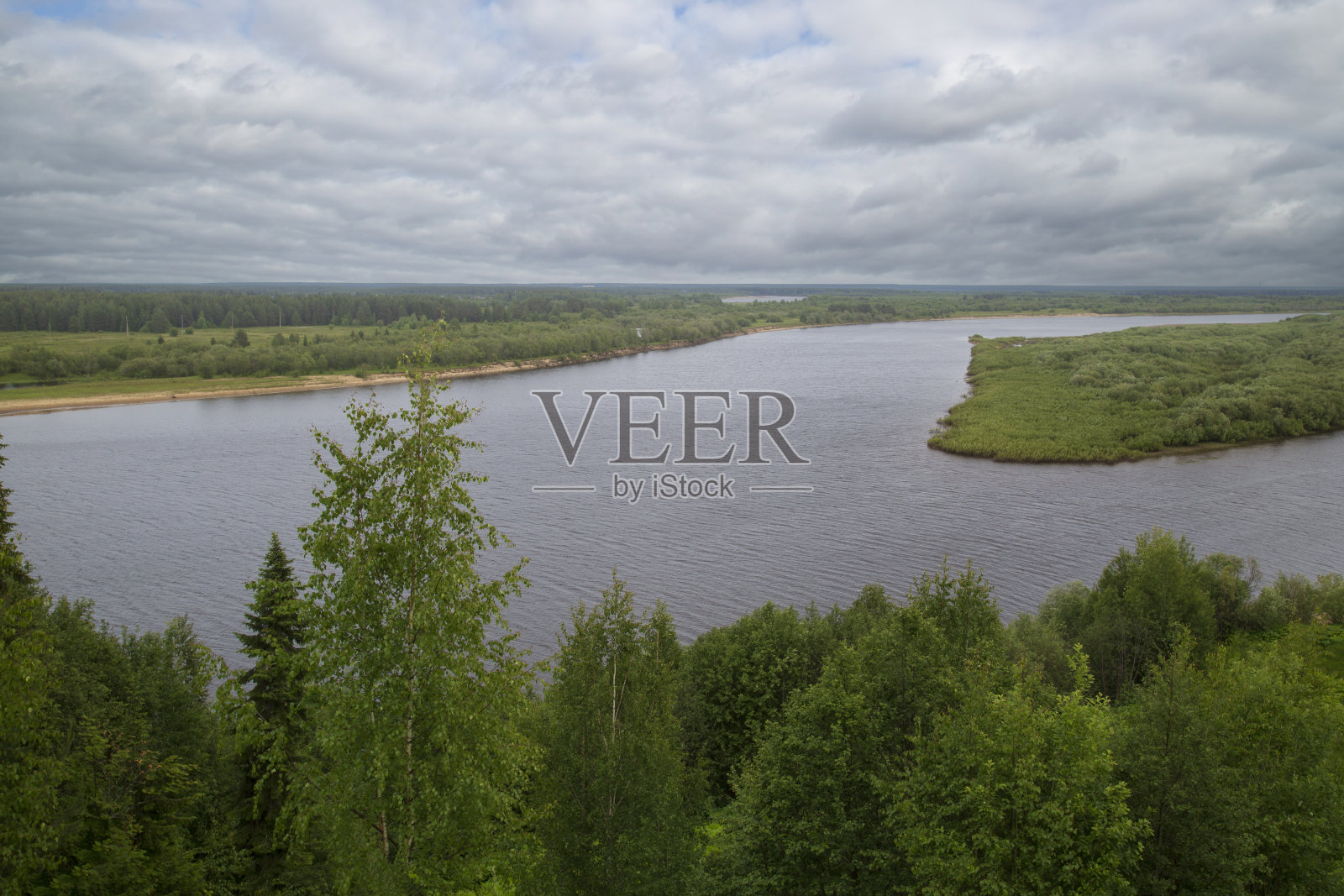 夏天的河上有云的风景。照片摄影图片