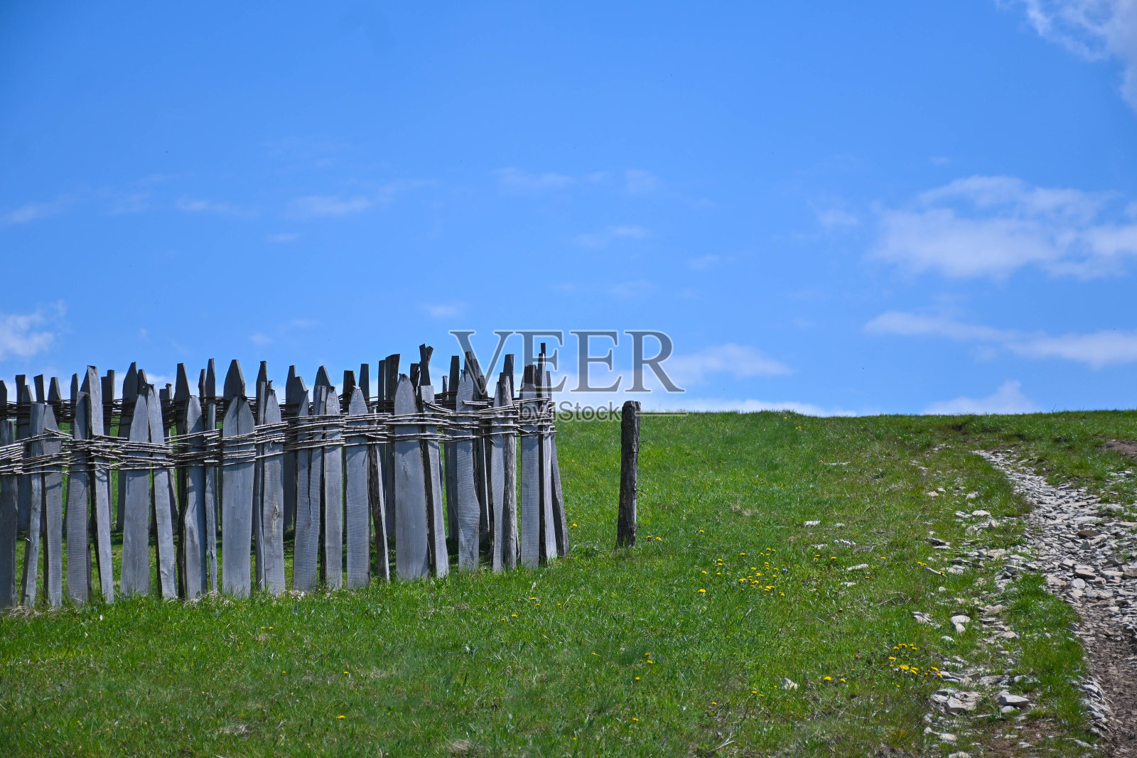 路旁的木栅栏照片摄影图片