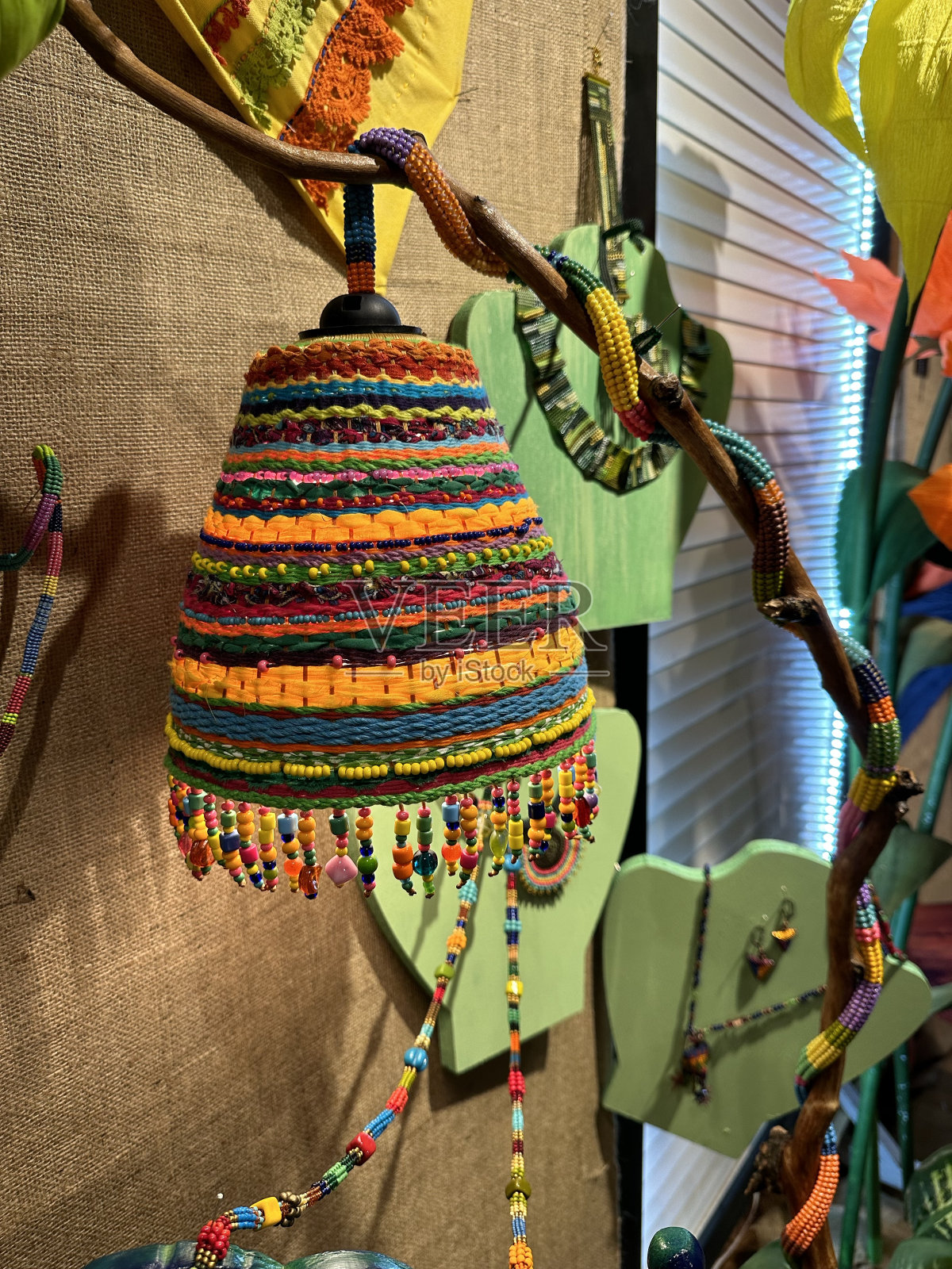 古董扶手椅和灯笼裤照片摄影图片