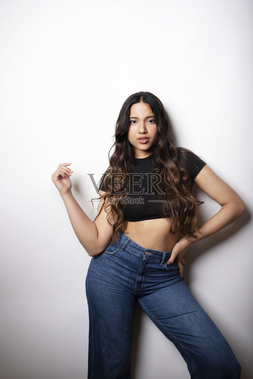 穿着裙子和上衣的少数民族女孩在镜头前摆姿势照片摄影图片