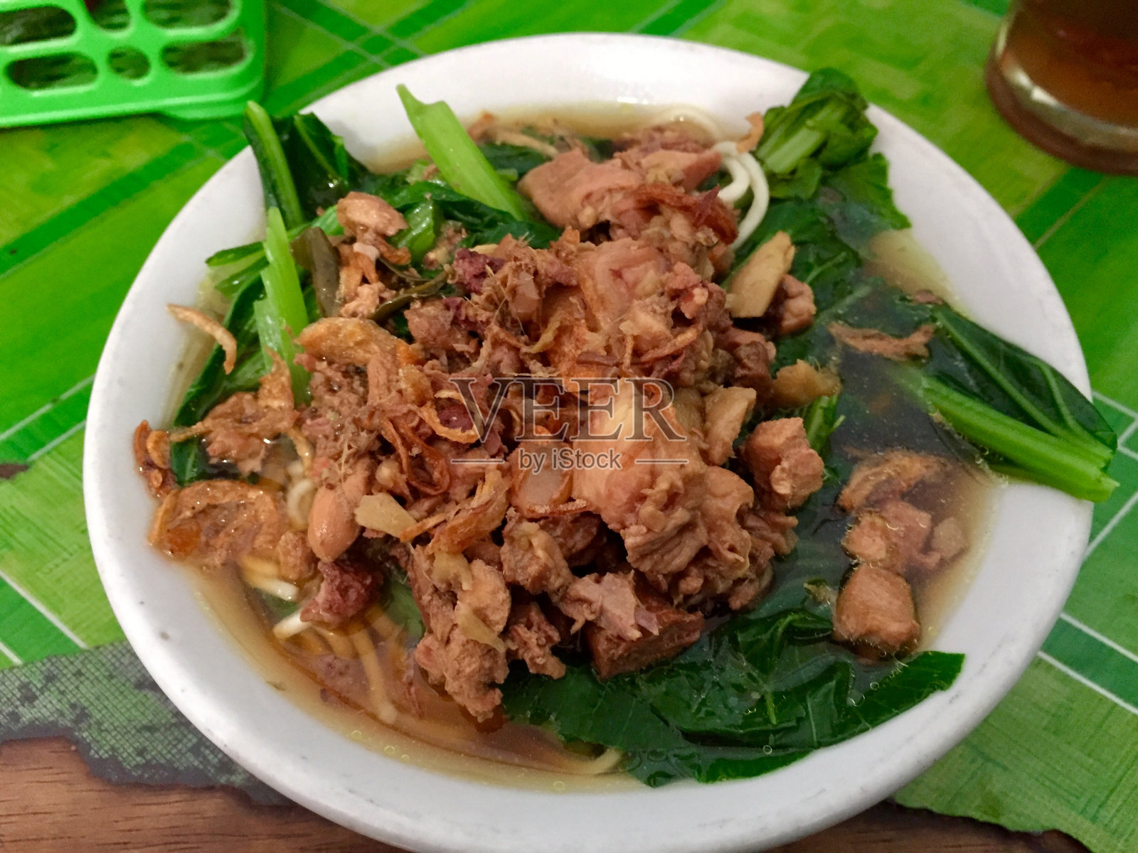 面条上桌了照片摄影图片