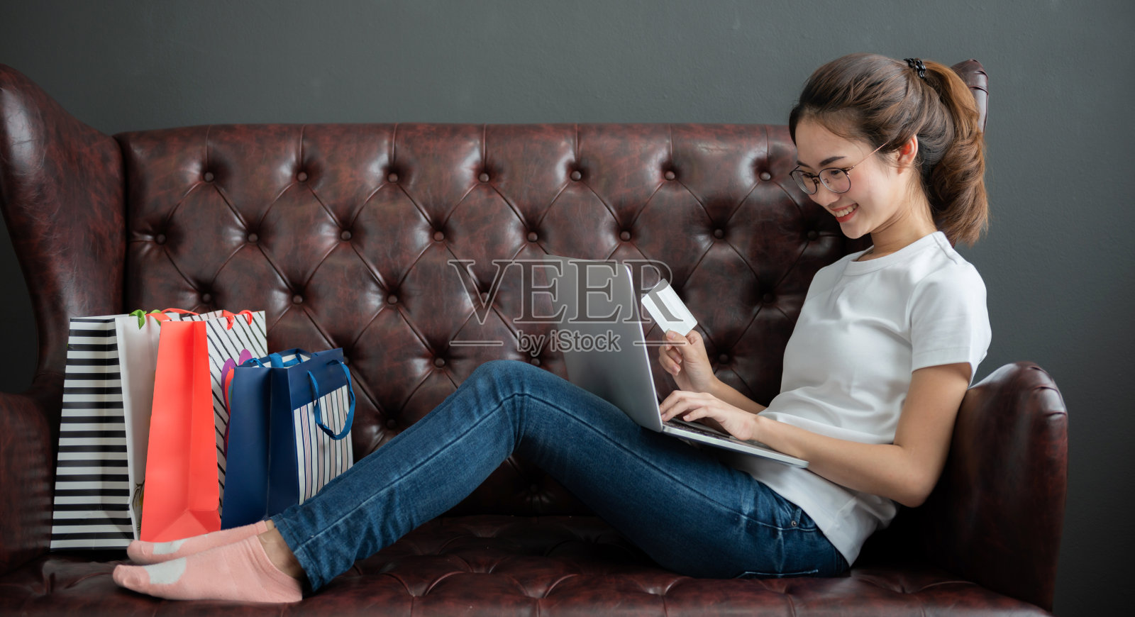 用信用卡网购的亚洲女性照片摄影图片