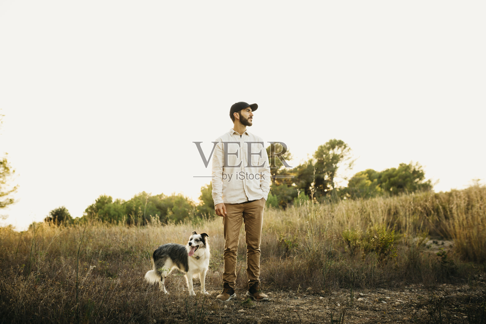 一个年轻人和他的狗在乡下的画像照片摄影图片