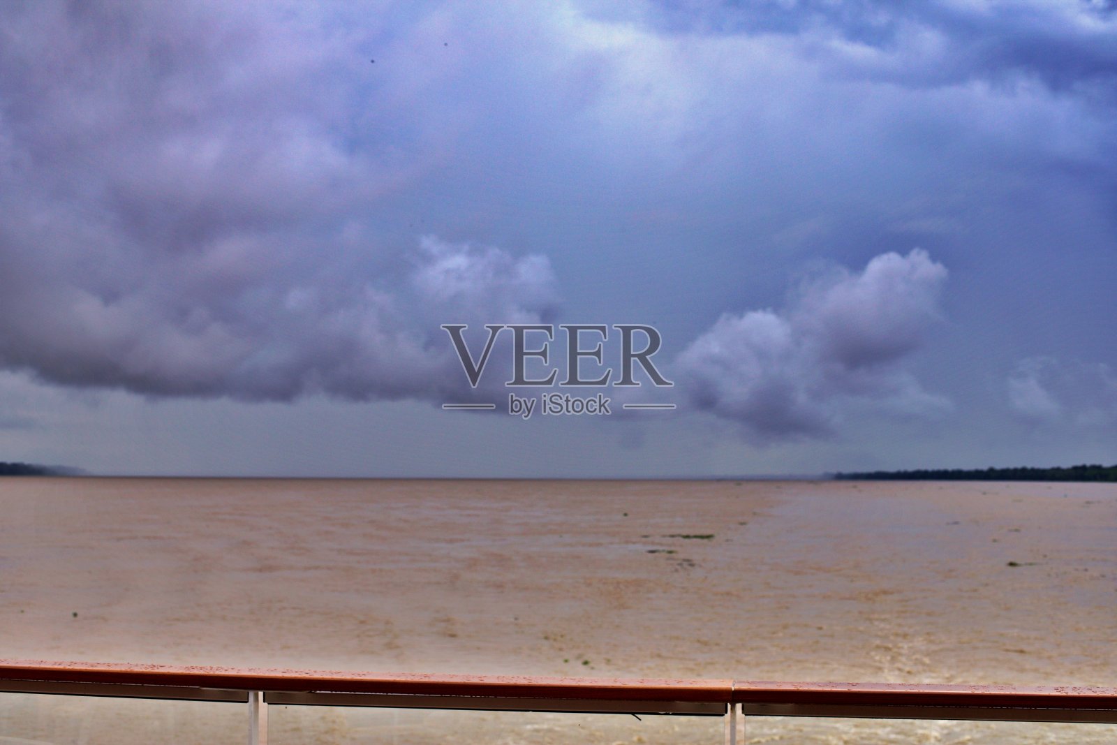 亚马逊河上空乌云密布照片摄影图片