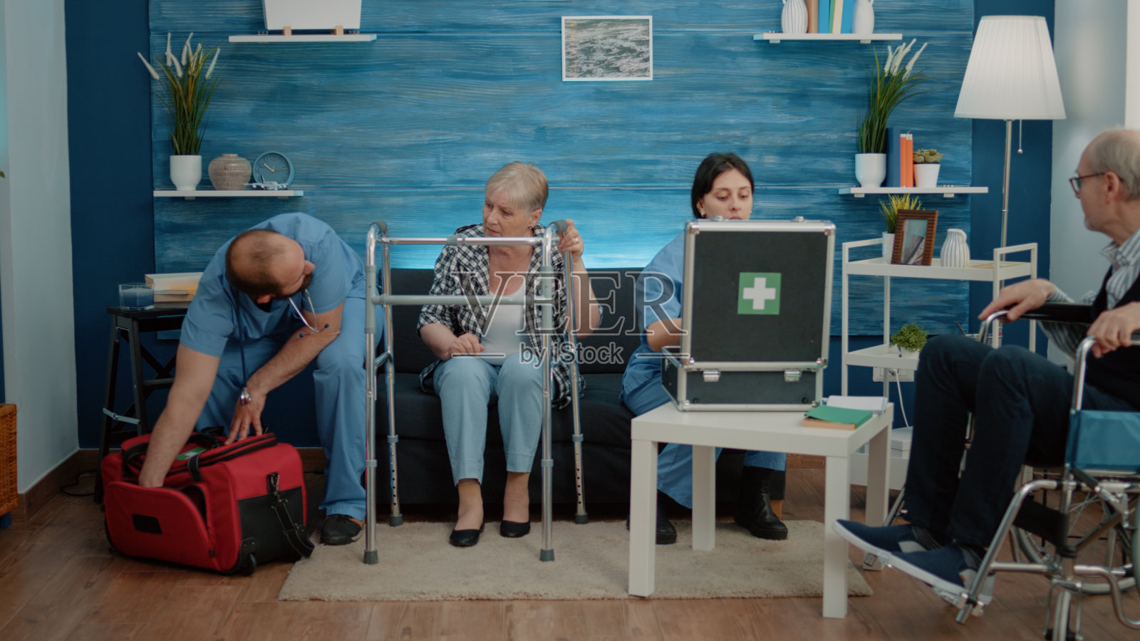 医疗团队帮助养老院的老年人照片摄影图片