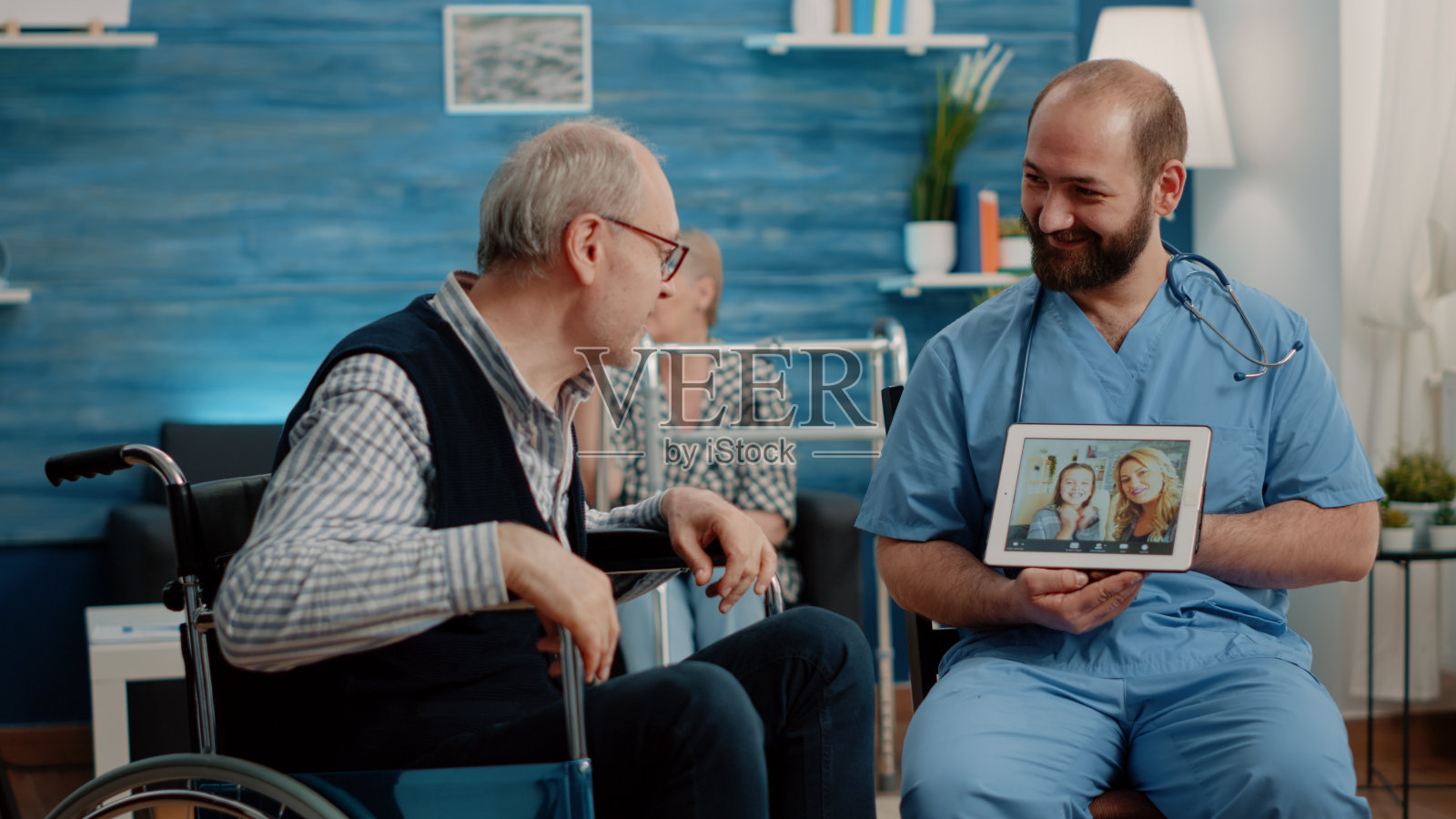 残疾人在疗养院与家人视频通话照片摄影图片