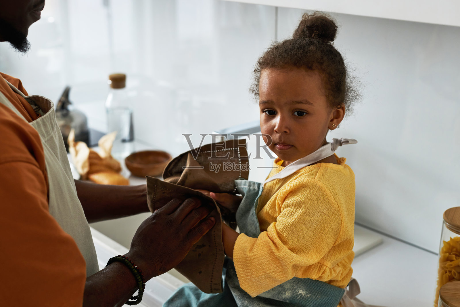 爸爸正在给女儿洗手照片摄影图片
