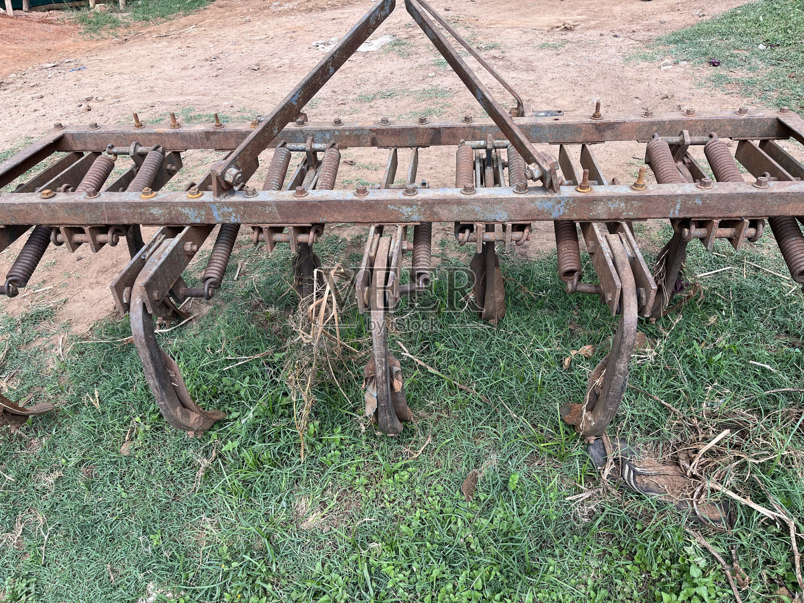 拖拉机耕耘机在外面闲置了很长时间。拖拉机配件照片摄影图片