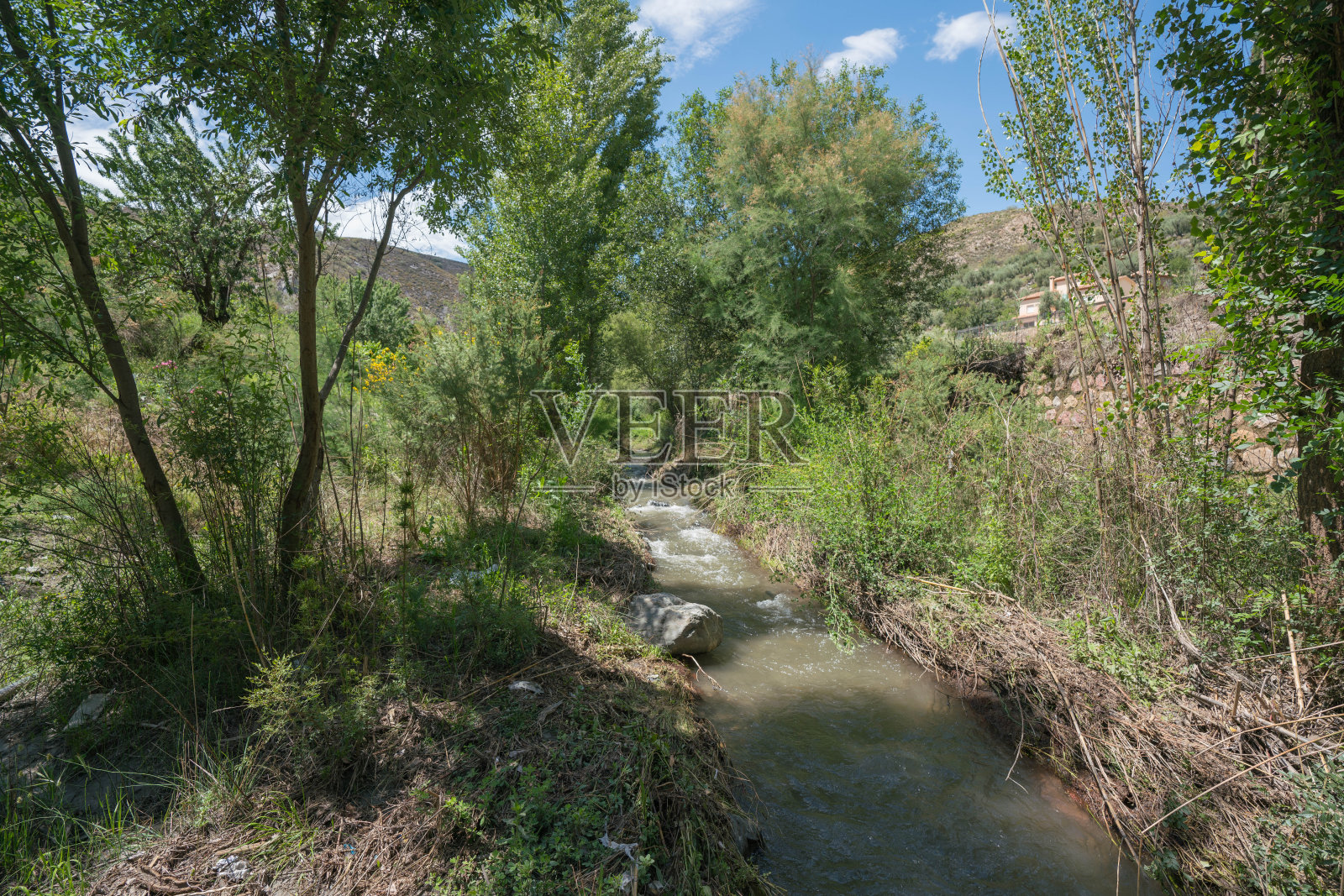 在格拉纳达的阿尔普贾拉河中流过的水照片摄影图片