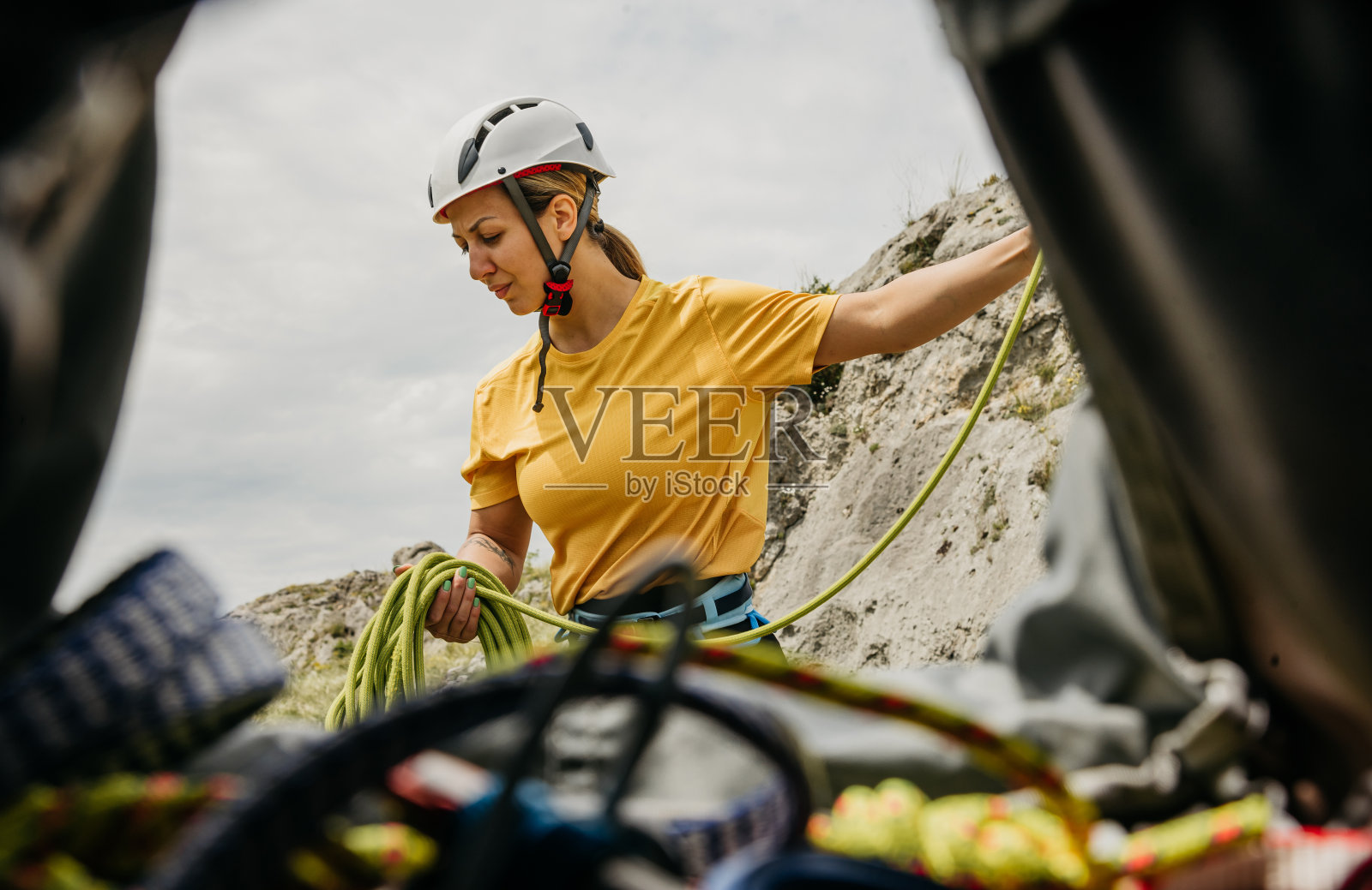准备登山背包的妇女照片摄影图片