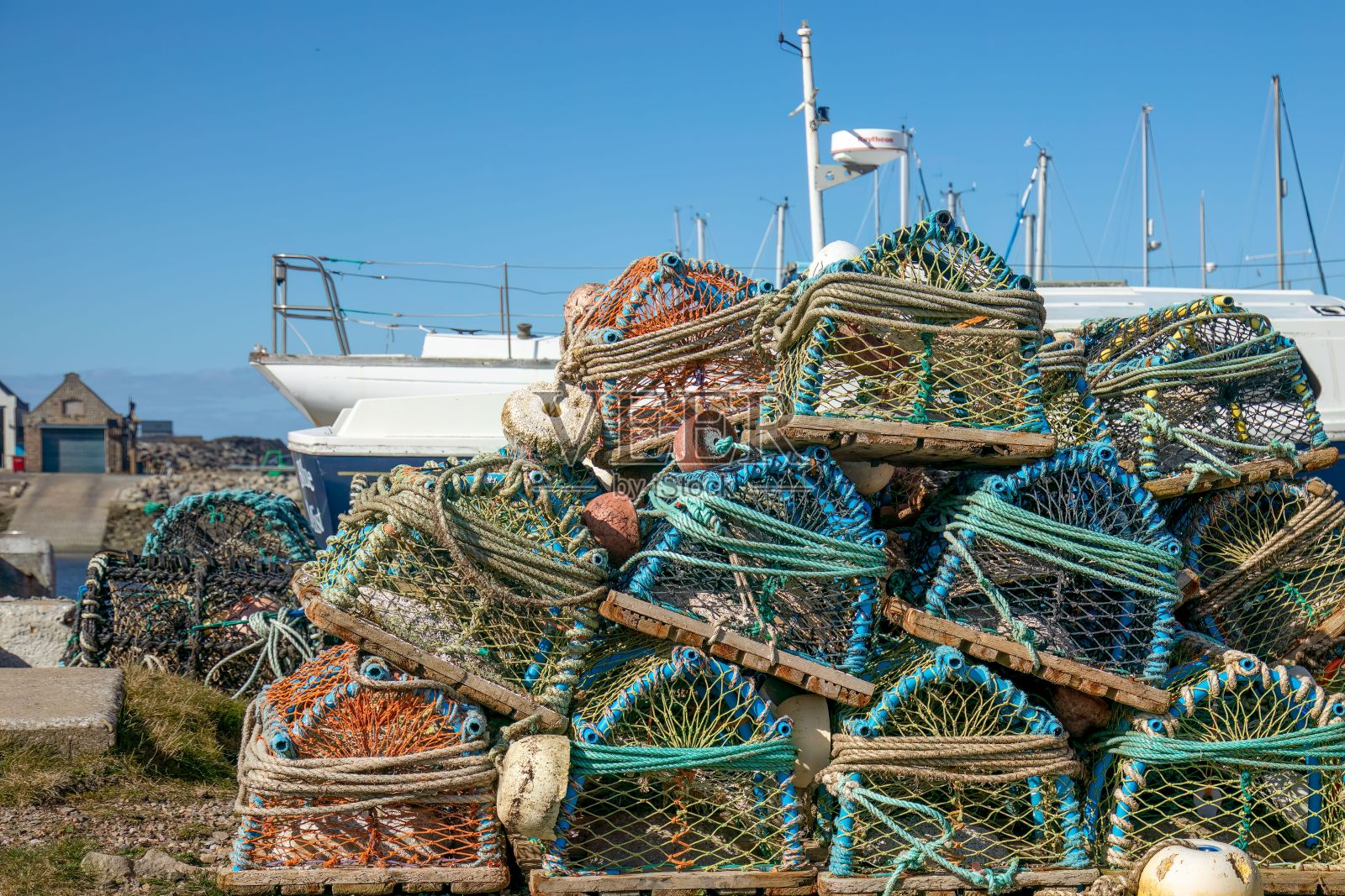 龙虾罐在港口的阳光下晒干照片摄影图片