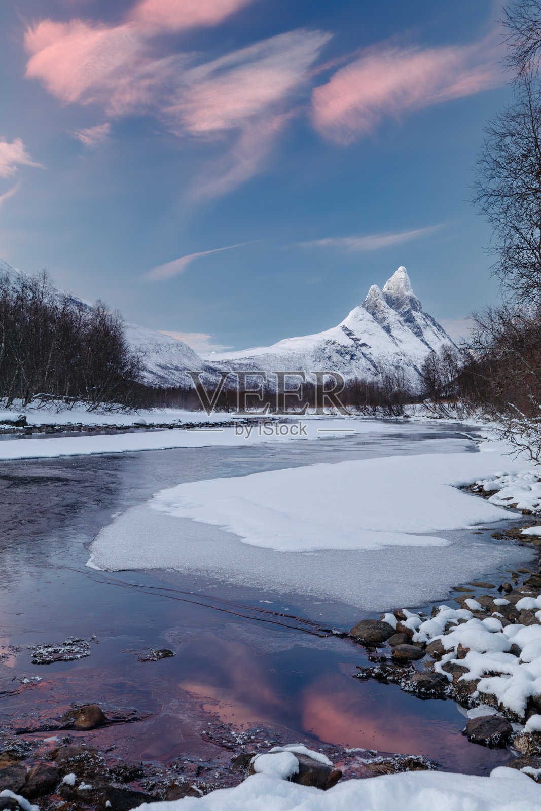 峡湾的雪景,粉红色的云和河上的倒影照片摄影图片