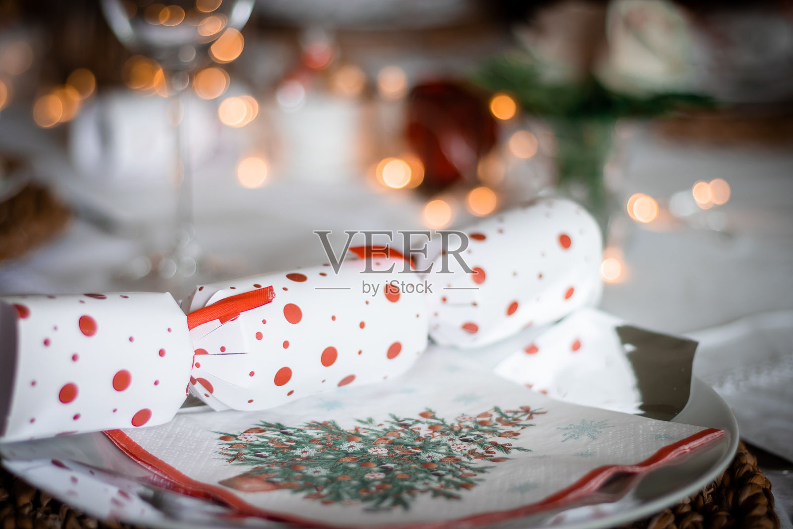 圣诞晚餐时餐桌上盘子上装饰餐巾的特写照片摄影图片