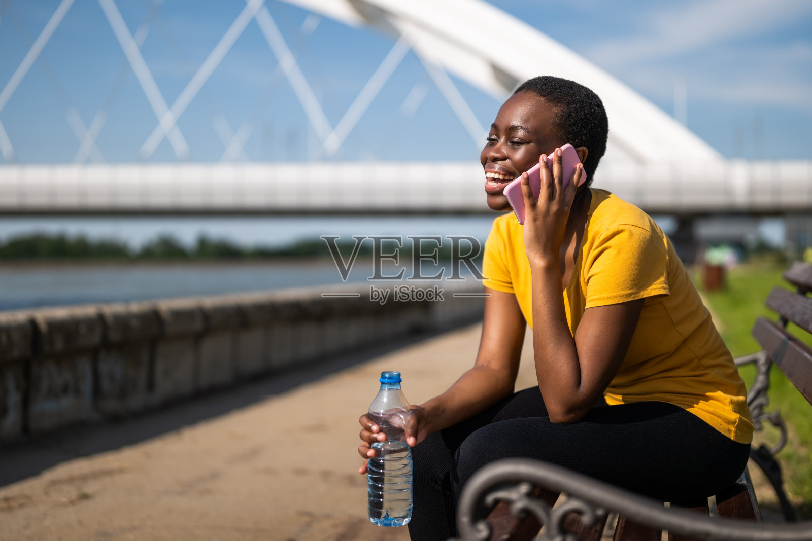 运动女性使用手机照片摄影图片