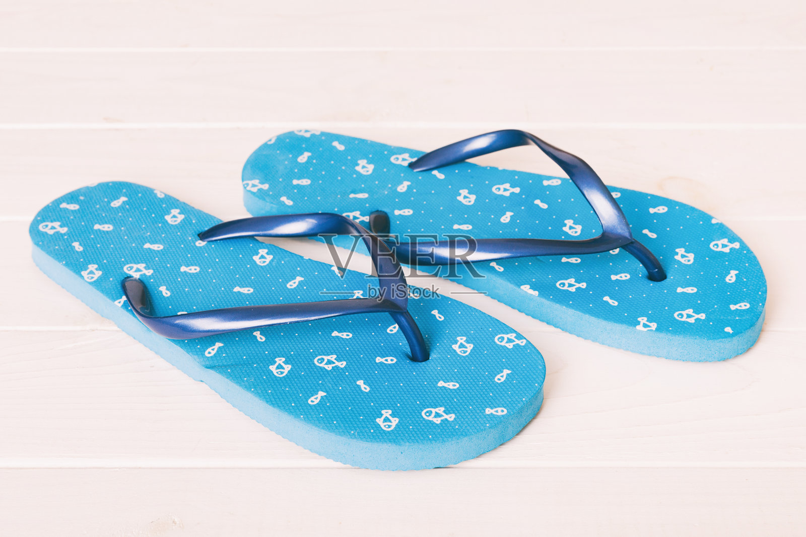 海滩配件。彩色背景上的人字拖和海星。俯视图模拟与复制空间照片摄影图片