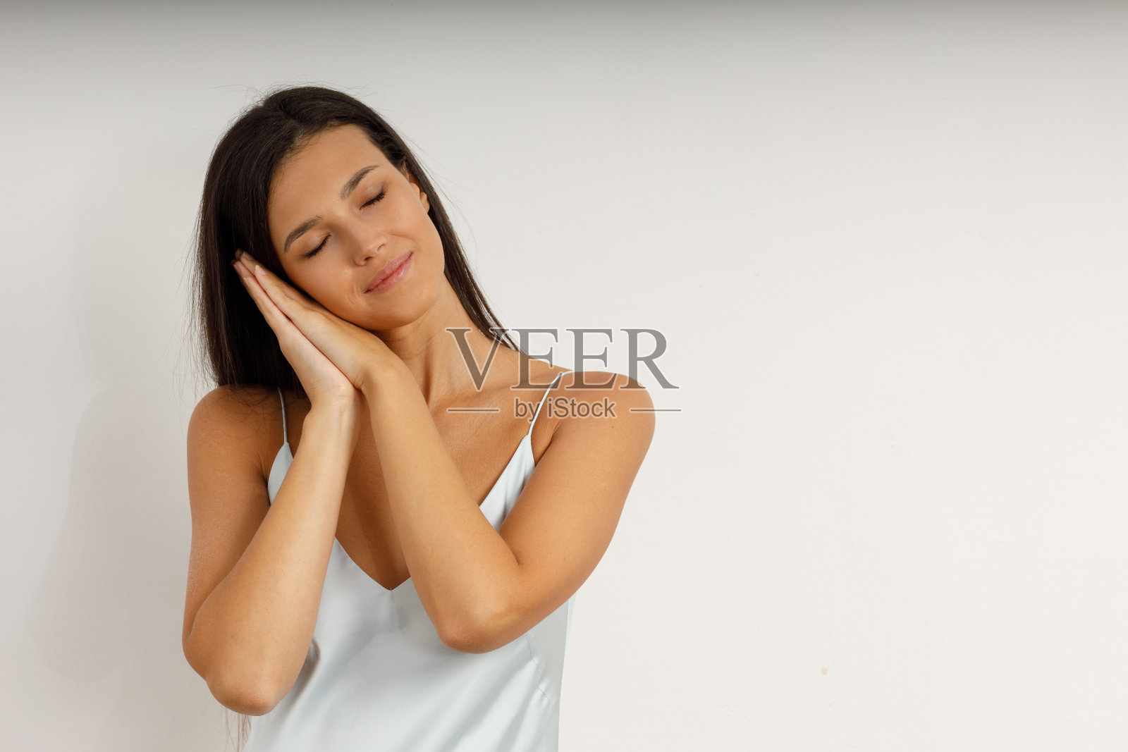 在一个孤立的背景上,一个熟睡的女孩的肖像。照片摄影图片