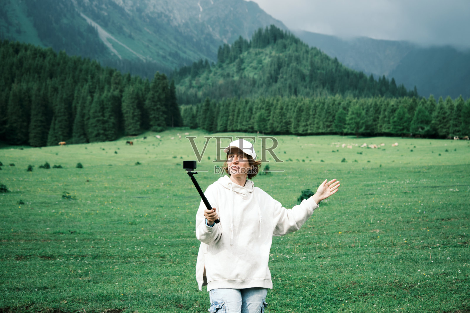 一位女游客正在讲述她在暴风雨前的山谷自驾游照片摄影图片