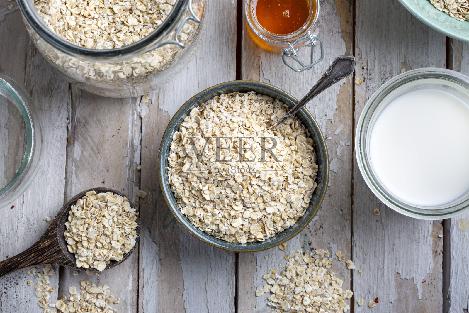 燕麦片,牛奶,蜂蜜和碗照片摄影图片