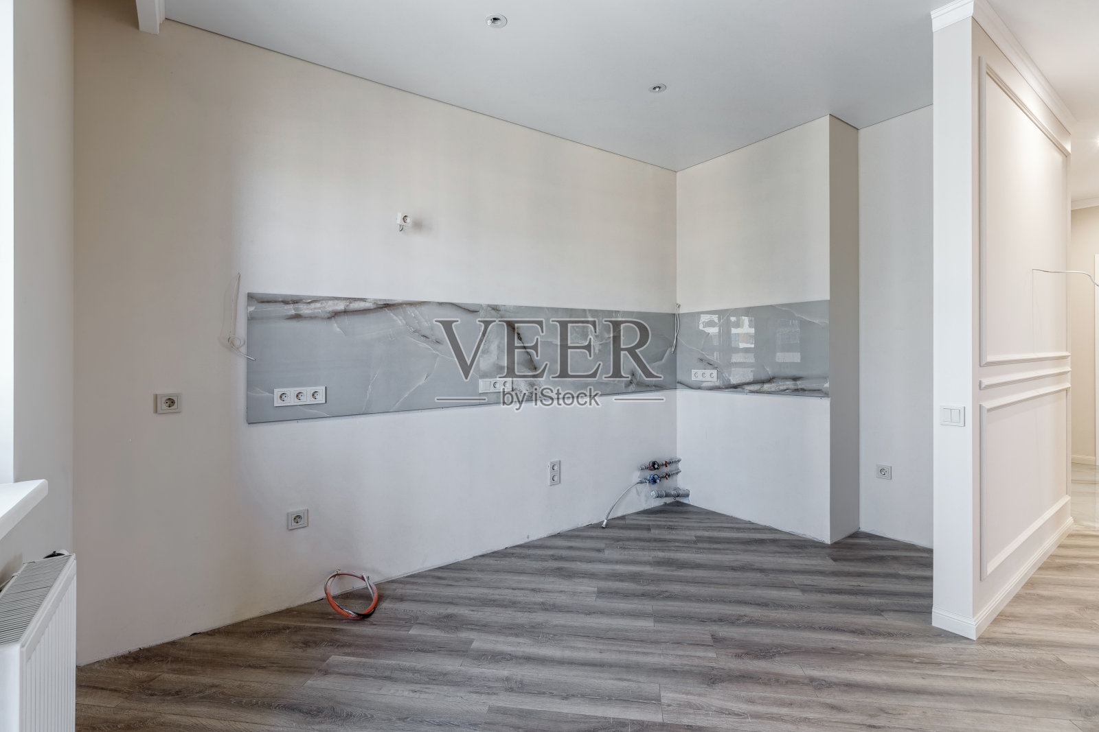 经过现代装修的空公寓,没有家具。真实的照片照片摄影图片