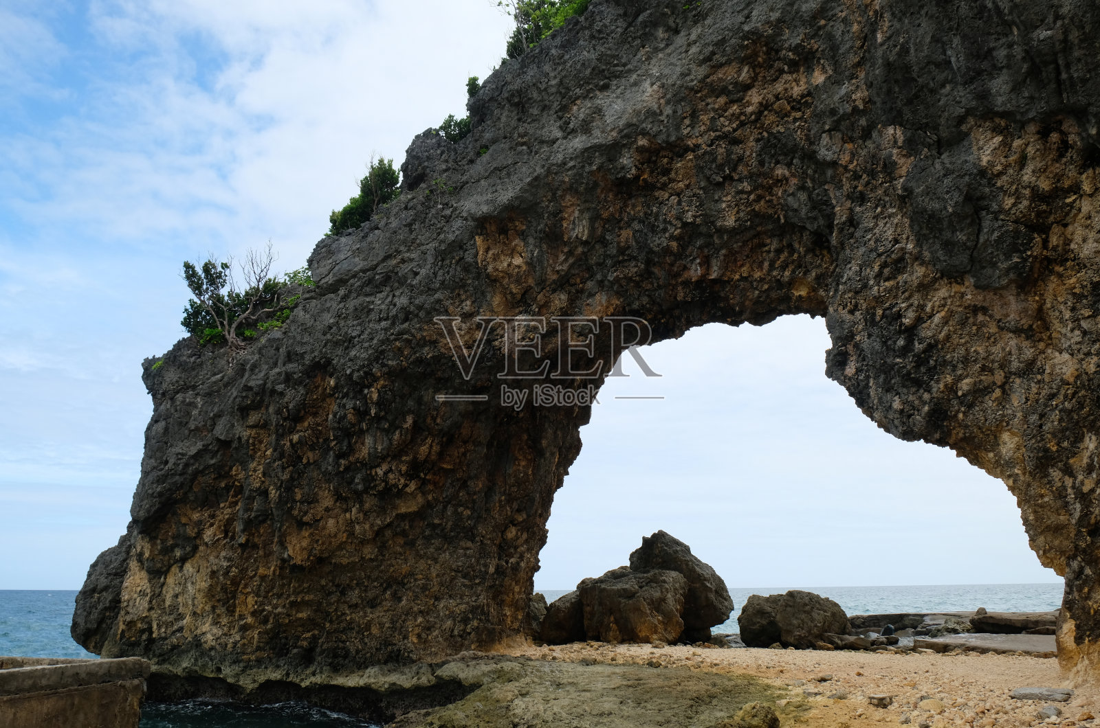 沙滩上的石拱照片摄影图片