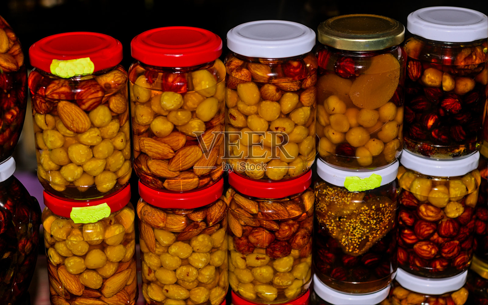 一套装有金色果酱的玻璃罐。照片摄影图片