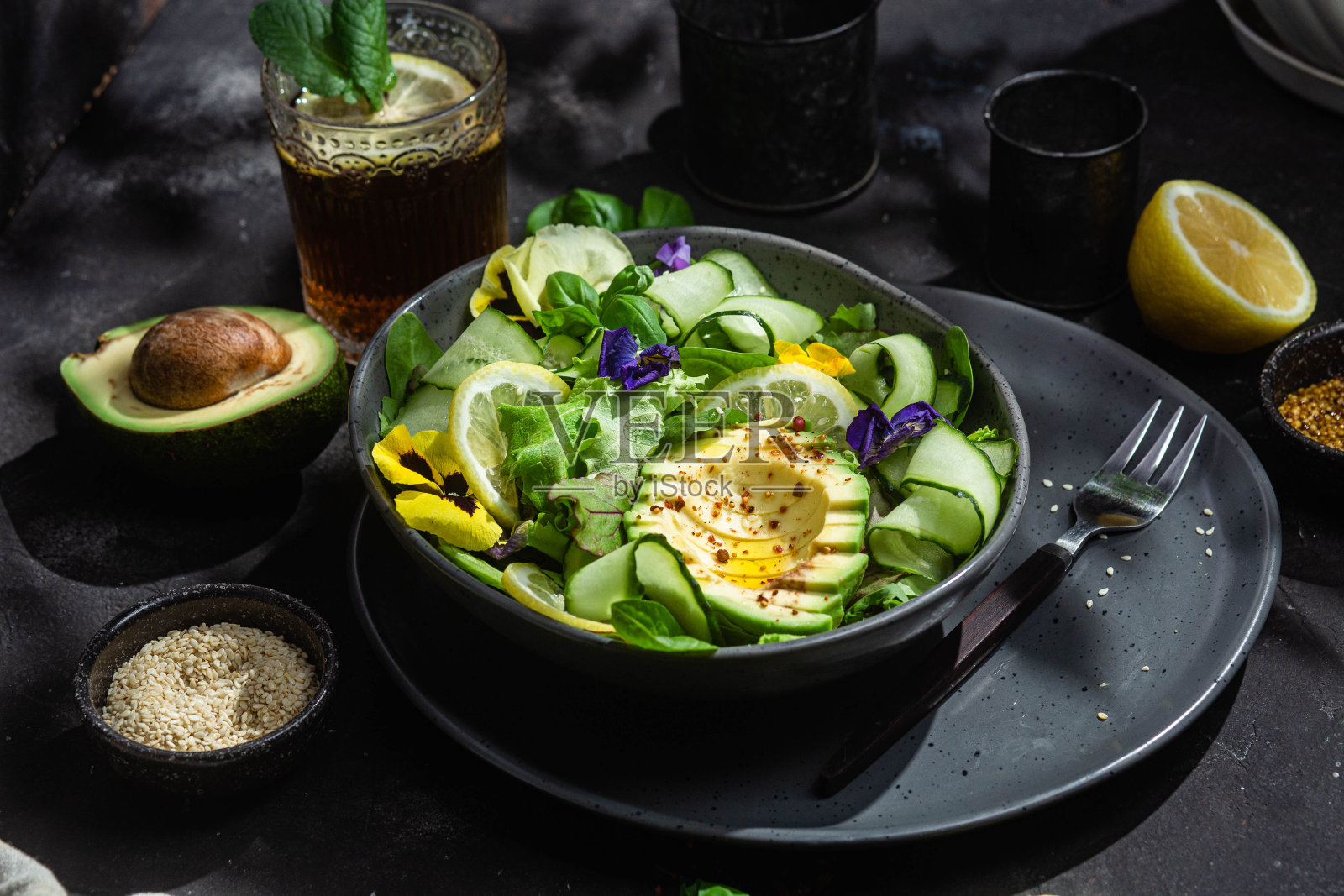 菠菜,鳄梨和黄瓜沙拉。食物的样式照片摄影图片