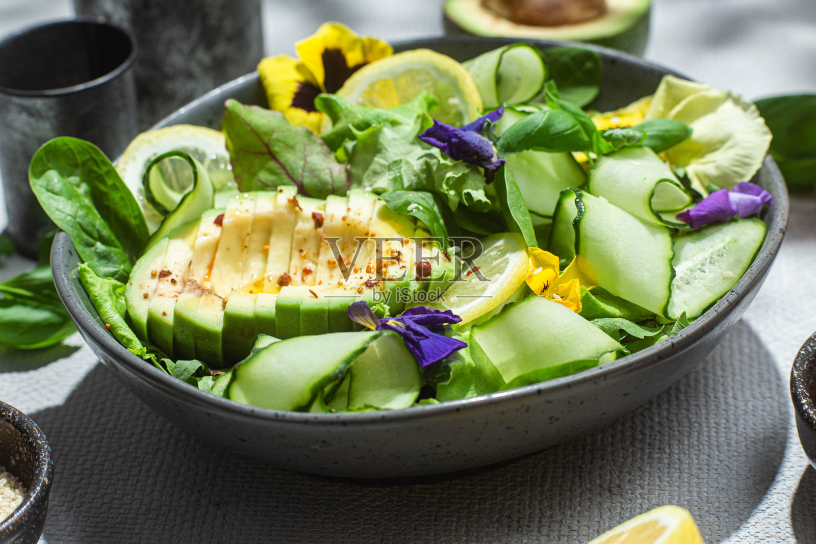 菠菜,鳄梨和黄瓜沙拉。食物的样式照片摄影图片