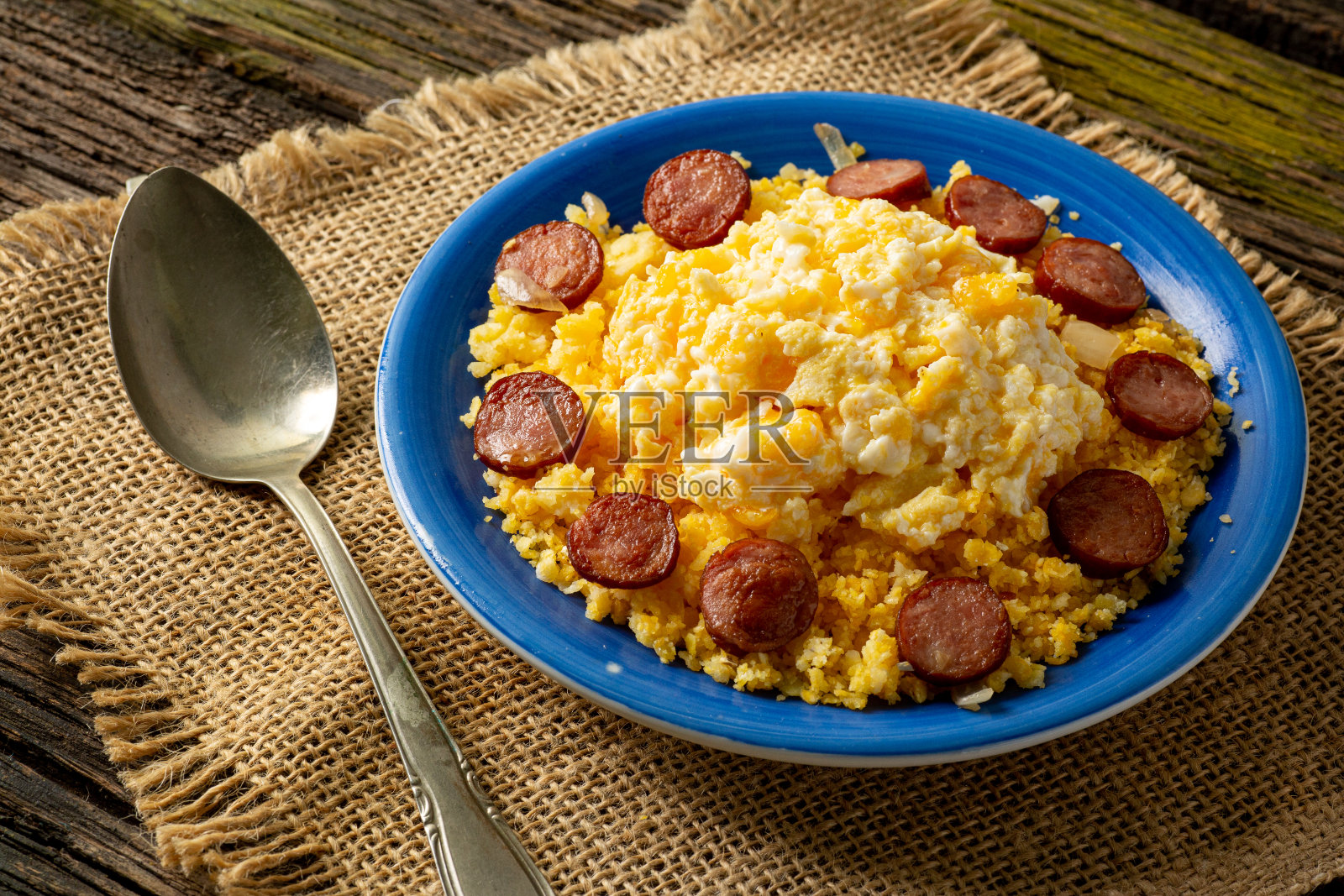库斯库斯巴西库斯库斯库斯库斯加鸡蛋和意大利辣香肠黄油照片摄影图片